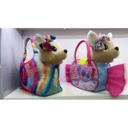 Kuče i povodac šeta i peva u torbi