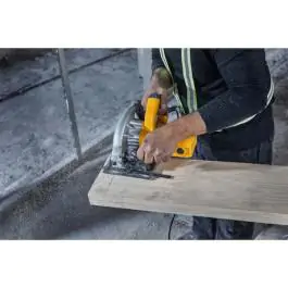 Kružna testera DeWALT DWE5615 – Snažna 1500W za precizno sečenje drva i građevinskih materijala